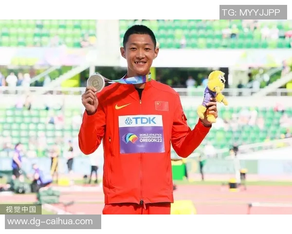 杨敏专访：探寻足球成功背后的秘密与智慧